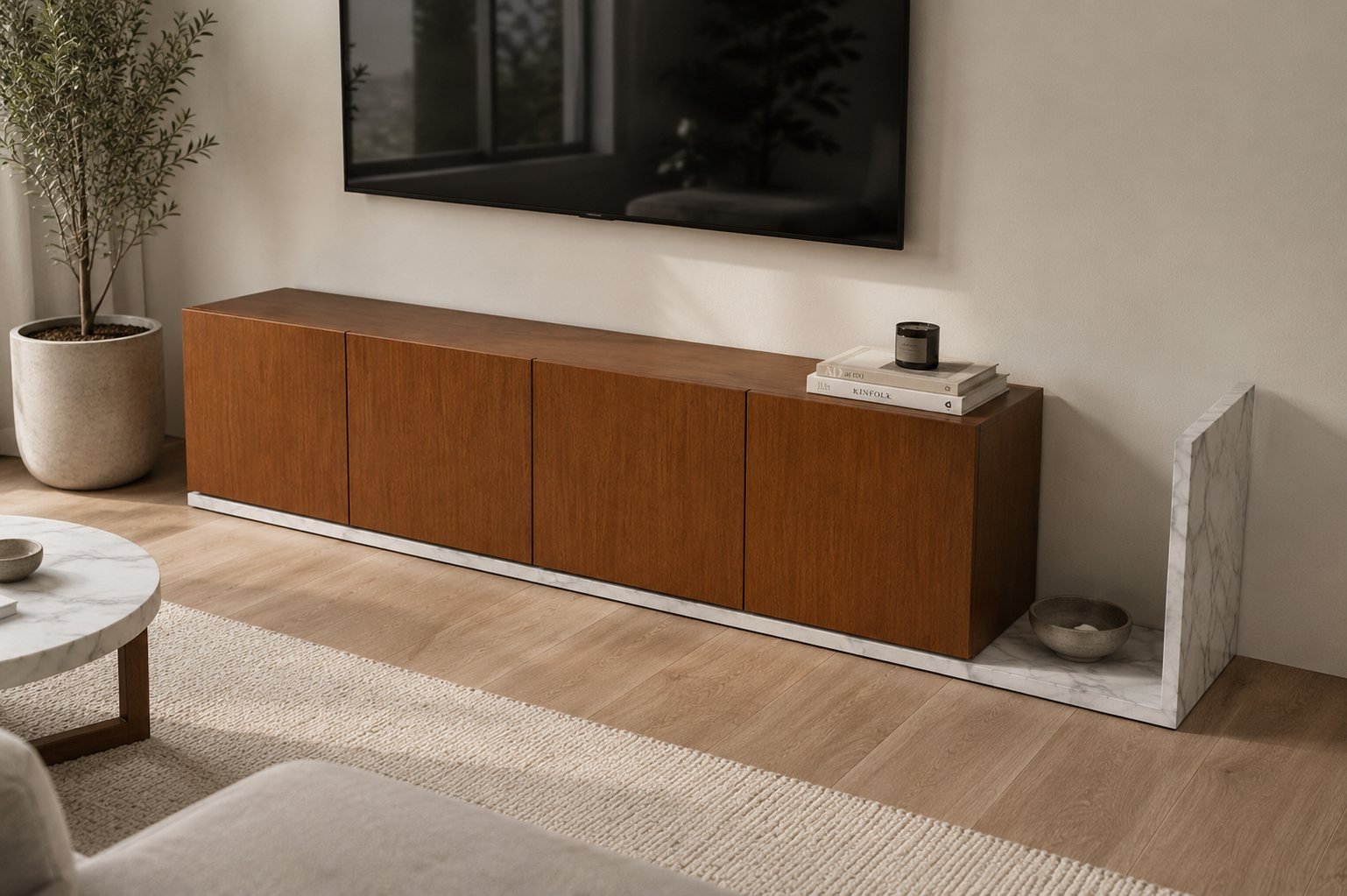 Rack de madera maciza con puertas push y base de piedra bajo un televisor
