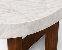 Detalle del borde orgánico de la tapa de piedra